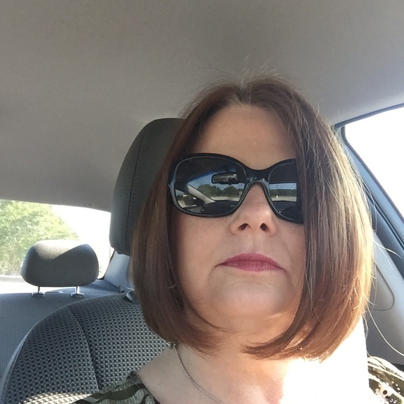 Meet your Posher, Kathy - Picture 2 of 4